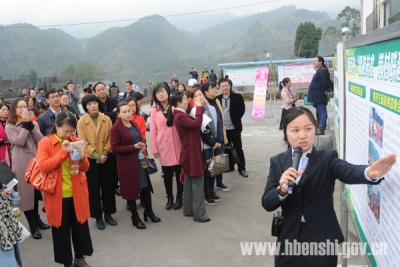 州妇联到屯堡召开“精准扶贫·岗村联建”推进会
