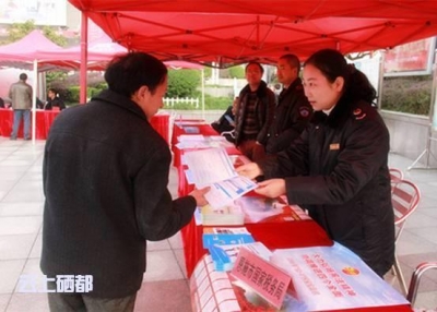 恩施市局税法宣传上街头