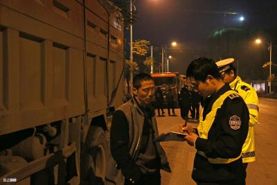 恩施市多部门联合开展散体材料运输整治行动（图）