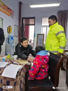 男子被拘幼女无人照顾 派出所民警当“爸妈”