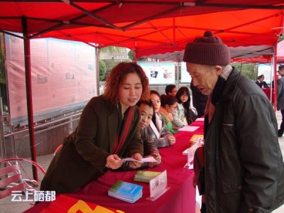 恩施市林业局设立宣传台参加“国家宪日活动”