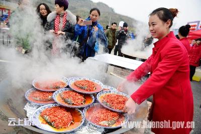 上千吃货共赴土家“刨汤会”（图）