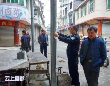 恩施乡镇城管加强“牛皮癣”治理