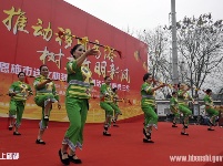 年关将近，大爷大妈喜欢的年货是这款，恩施正在免费派送