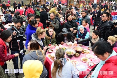 玩嗨了！赶庙会、吃豪猪宴、赏亿年石林！（图）