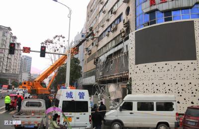 市城管局依法拆除整形门诊部违法建筑