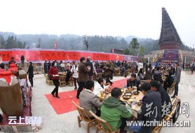 元旦假期首日 上千“吃货”齐聚恩施“吃刨汤”