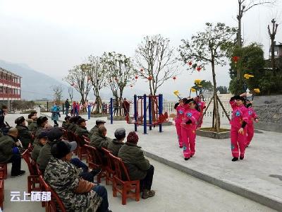 屯　堡：文艺大餐送进福利院