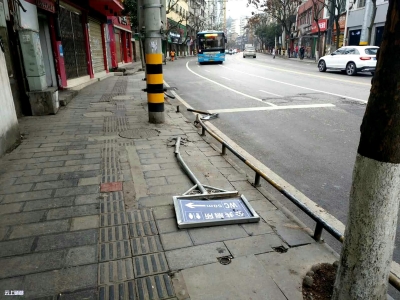 市城管局：及时查处损毁城市公共设施行为