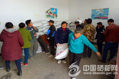 红　土：免费化肥助春耕（图）