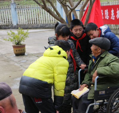 红　土：学雷锋走进福利院