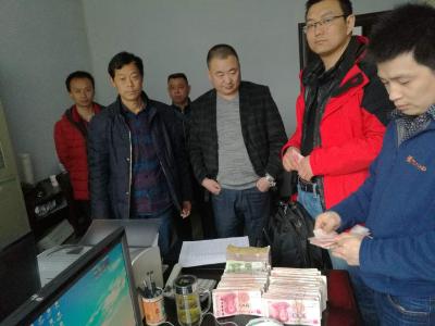 恩施市法院为农民工“讨薪” 33万余元工资当庭兑付