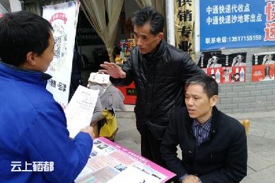 支起桌椅当讲堂，畜牧专家科教忙