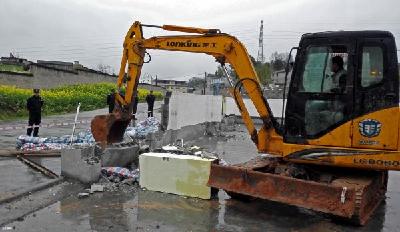 市城管局：依法拆除违法建筑（图）