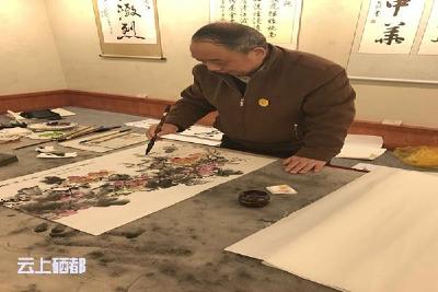 国画家刘华震先生为恩施抗战馆现场作画