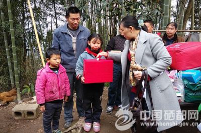 六角亭：逸夫小学开展“学雷锋献爱心”活动（图）
