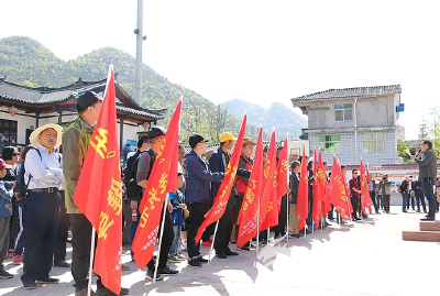 龙　凤：职工徒步乐享低碳生活