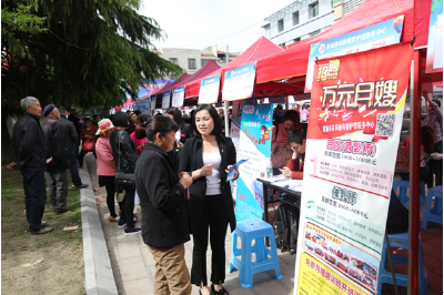 “促进转移就业、助力脱贫攻坚”专场招聘会举行
