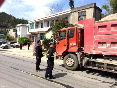 恩施城管集中整治违规运输沙石材料行为