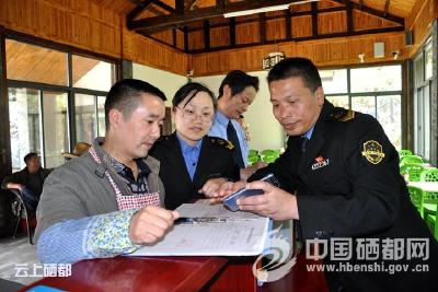 沐　抚：“码”上监管食药安全