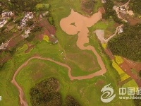 姿态万千鳝孔坝