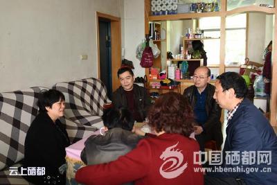 市委政法委慰问“挥手哥”向锐家属（图）