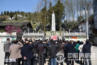盛家坝：开展扫墓活动 祭奠革命先烈