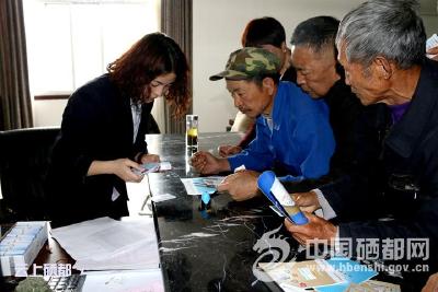 白杨坪：用心服务 让社保卡成为“连心卡”
