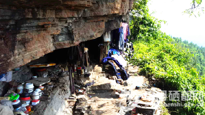 恩施屯堡一六旬老人搬离“岩洞”入新家