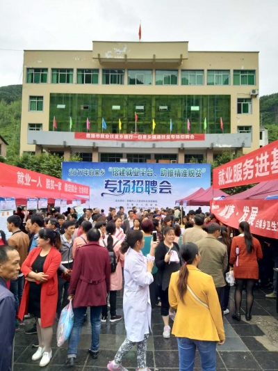 “农民找工作不出村”走进白果乡 