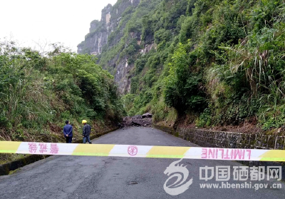 新塘长石公路岩体崩塌，前往红土、石窑的车辆需绕行