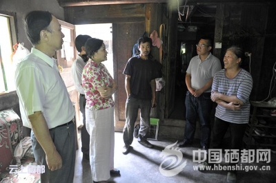 市领导到崔家坝镇督办精准扶贫工作 