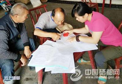 芭　蕉：进村入户，服务用水群众（图）