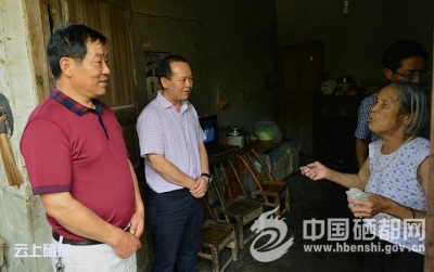 苏勇到舞阳坝看望慰问困难党员及家属
