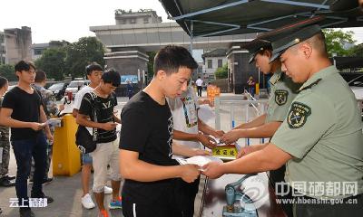 恩施市第一批大学生开始征兵体检