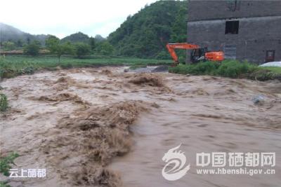 崔家坝遭暴雨袭击  干群全力抗灾救灾