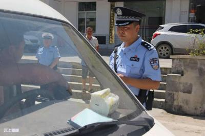 为高温下执勤的一线民警、协警送“清凉”