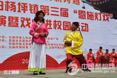 白杨坪镇传唱“灯戏”为党的96岁生日献礼
