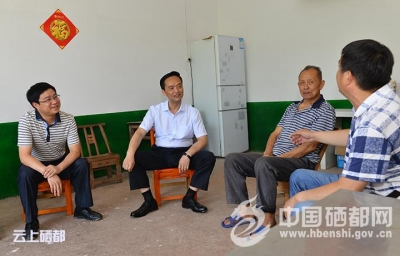 市政协政法联络组送法下乡助推精准扶贫