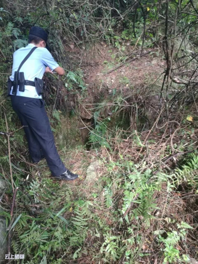 所队联手成功营救被困天坑的群众