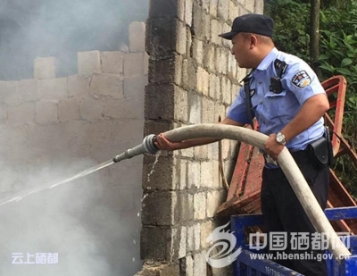 板　桥：及时扑灭一起民房起火事故（图）