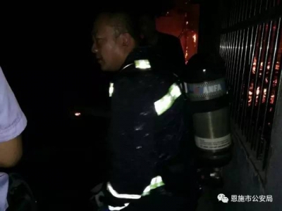 房子大火七旬老汉不愿离开 民警在屋顶垮塌前几秒将其抬出