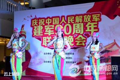 沐　抚：荆州游客农家乐里闹“八一”（图）