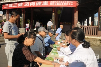 舞阳坝：开展户外宣传活动 倡导全民健康生活（图）