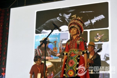 恩施女儿会颂诗咏歌唱响“爱情乐章”（图）