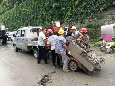 市城管局：清理“僵尸车”还市容干净容颜