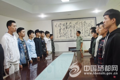 崔家坝：人武部集体约谈“预定兵”（图）