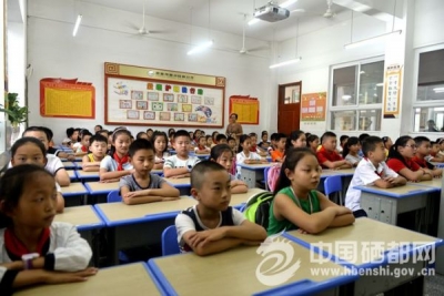 州城中小学新生超级大班已成过去时！（图）