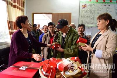 沐抚福利院老人喜领中秋月饼