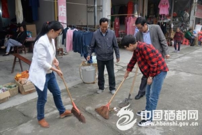 白杨坪：积极开展周五大扫除活动（图）
